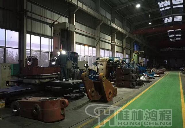 桂林鴻程磨粉機車間加班現(xiàn)場 桂林鴻程磨粉機車間加班現(xiàn)場