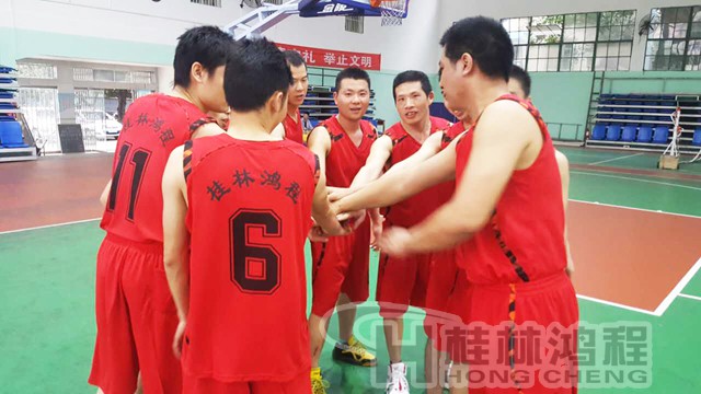 桂林鴻程磨粉機制造精英迎戰(zhàn)2017桂林市“三金杯”籃球比賽總決賽 桂林鴻程磨粉機制造精英迎戰(zhàn)2017桂林市“三金杯”籃球比賽總決賽