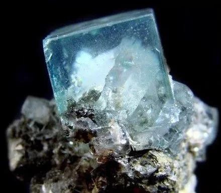 江西發(fā)現(xiàn)省內(nèi)螢石礦儲(chǔ)量超500萬噸 江西發(fā)現(xiàn)省內(nèi)螢石礦儲(chǔ)量超500萬噸