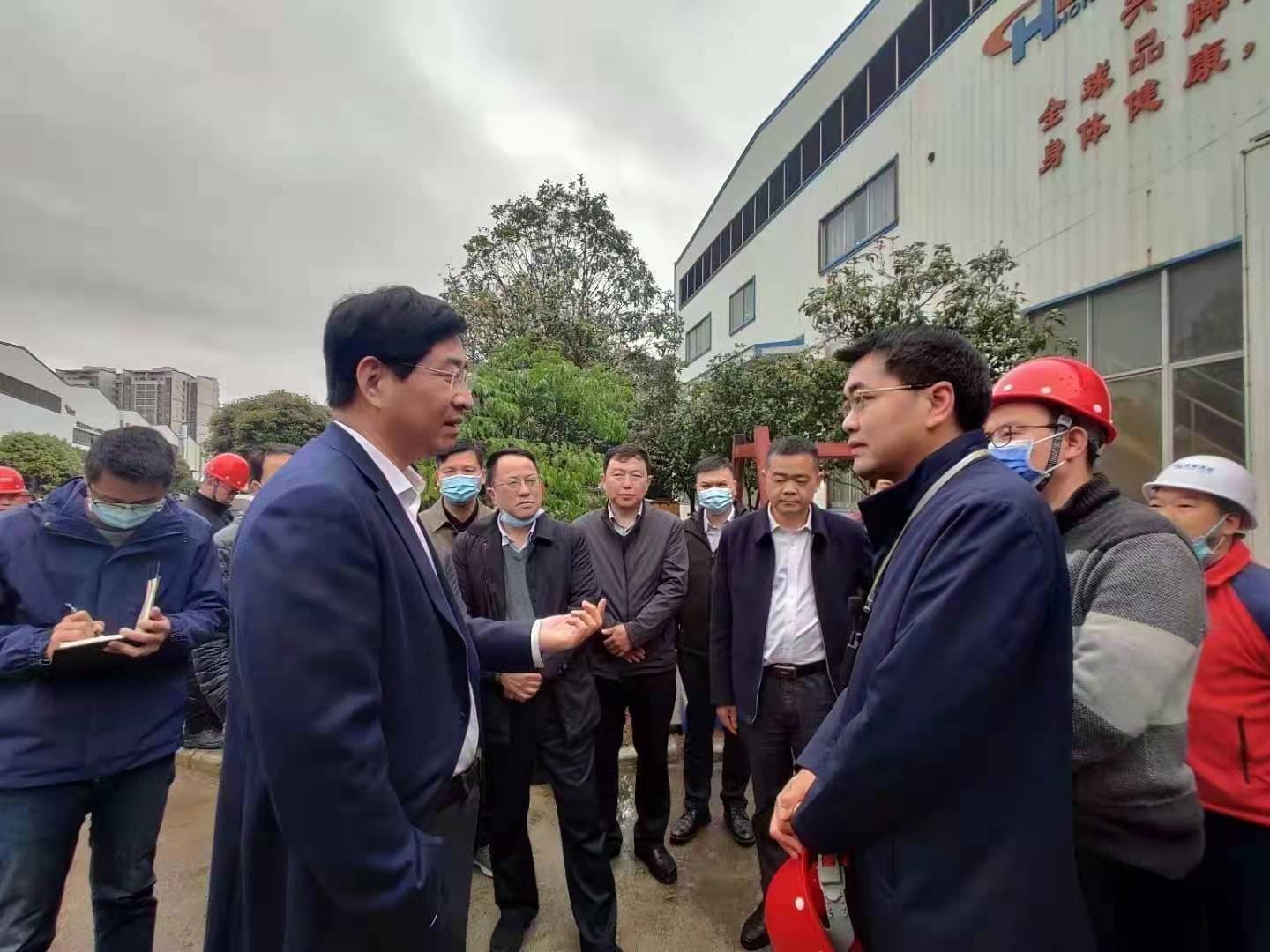 桂林市委書記周家斌書記，鐘洪常務副市長等市委市政府，區委區政府領導一行開年第一站來到廣西桂林鴻程機械廠指導慰問
