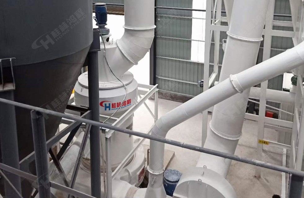 三峽某公司大型石油焦磨機制粉項目車間HC1700石油焦磨機現場 三峽某公司大型石油焦磨機制粉項目車間HC1700石油焦磨機現場