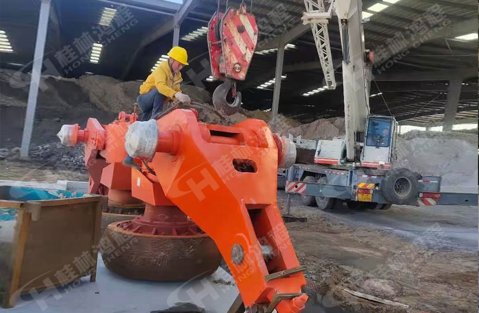 高嶺土立磨第5臺(tái)抵達(dá)客戶現(xiàn)場(chǎng) 高嶺土立磨第5臺(tái)抵達(dá)客戶現(xiàn)場(chǎng)